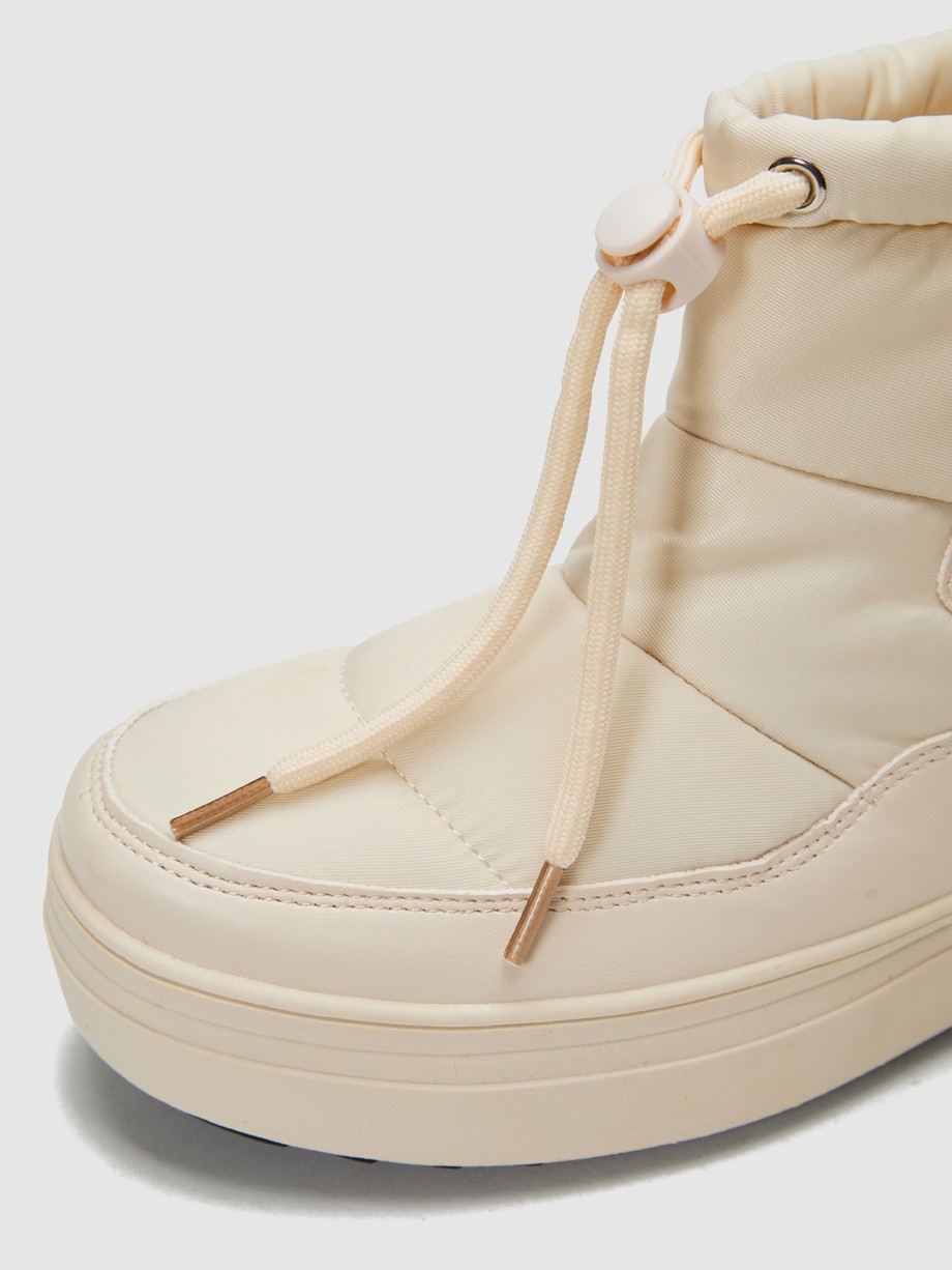 Γυναικεία μποτάκια λευκά